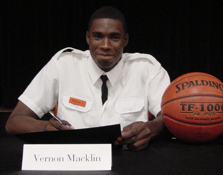 Macklin '06 Signs with NBA's Pistons