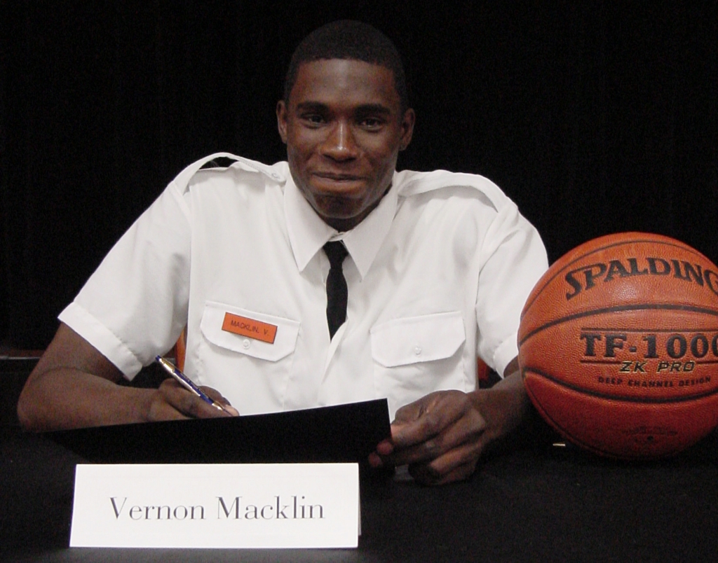 Macklin '06 Signs with NBA's Pistons